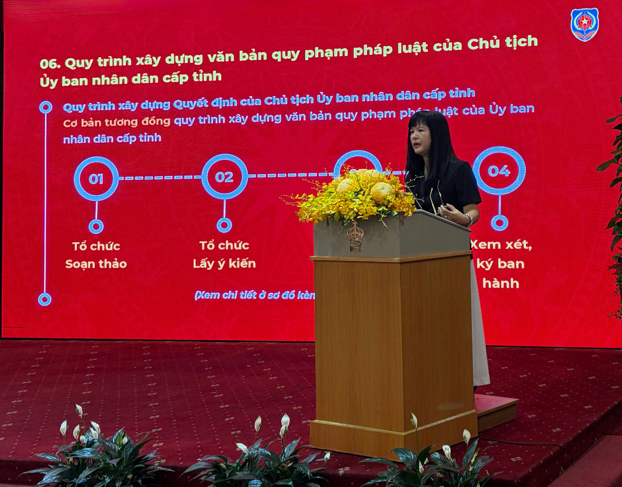 Bà Đỗ Thị Thanh Hương, Phó Vụ trưởng Vụ CTXDVBQPPL, Bộ Tư pháp trình bày tại hội thảo. Ảnh: Thu Uyên