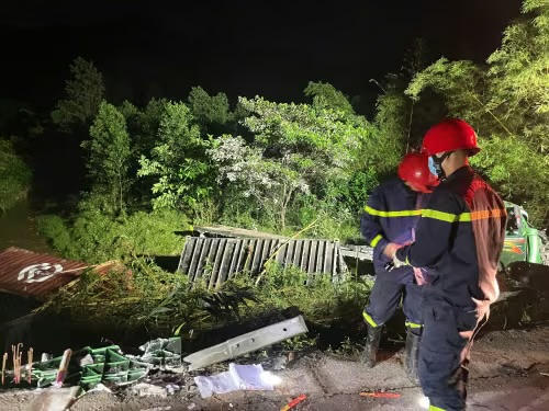 Lực lượng chức năng tiếp cận hiện trường, triển khai công tác cứu hộ. (Ảnh: CACC)