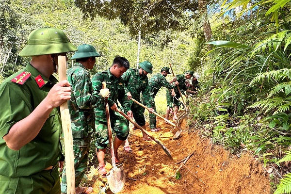 Bộ đội Biên phòng chung sức khắc phục đường hư hỏng, giúp người dân vùng biên Quảng Trị