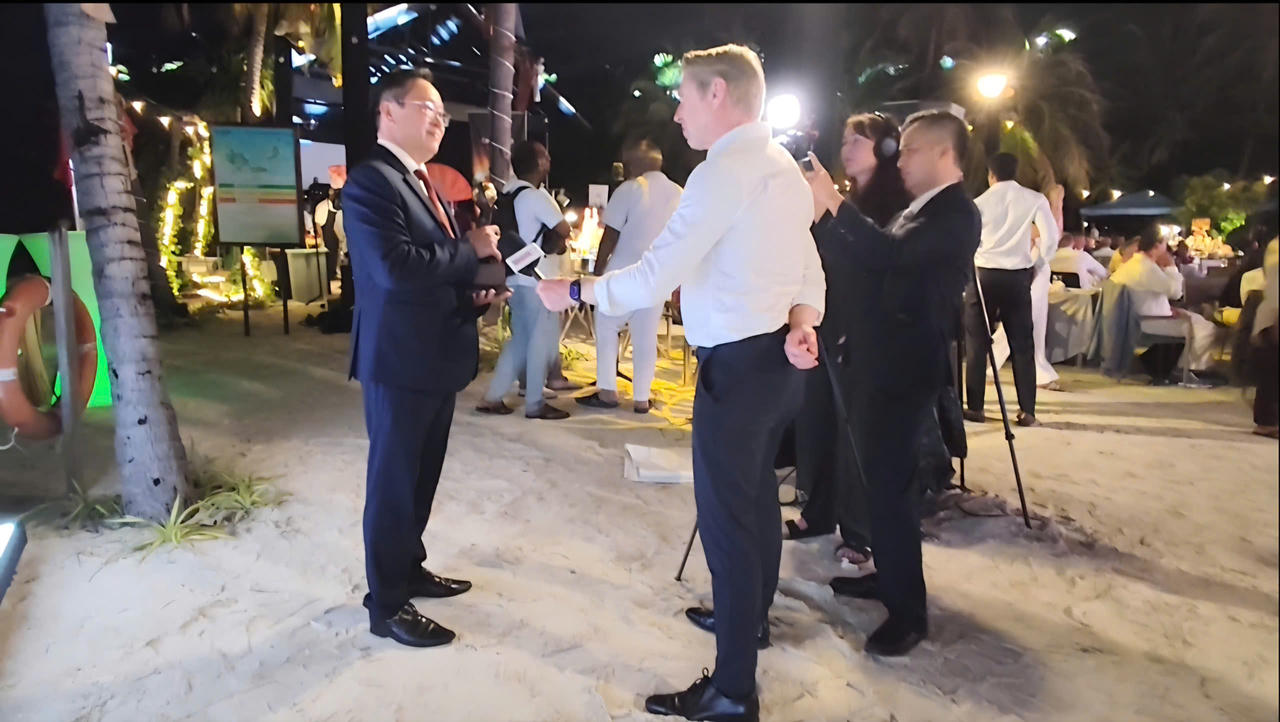 Ông Đinh Huy Trí, Phó Giám đốc Vườn quốc gia Phong Nha - Kẻ Bàng, trả lời phỏng vấn báo chí quốc tế. (Ảnh: Vườn quốc gia Phong Nha - Kẻ Bàng)