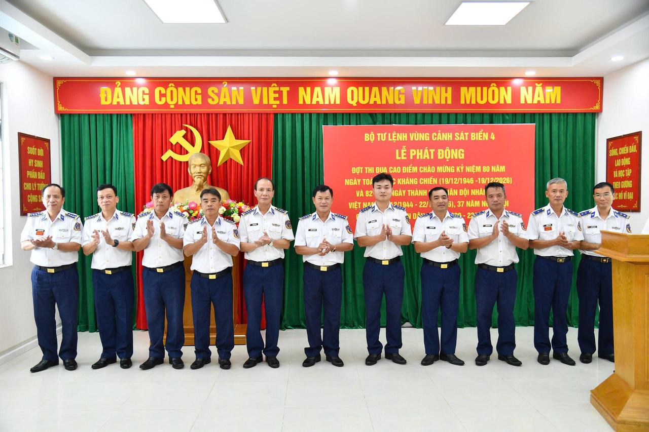 Các đại biểu chụp ảnh lưu niệm. Ảnh: Quang Vinh