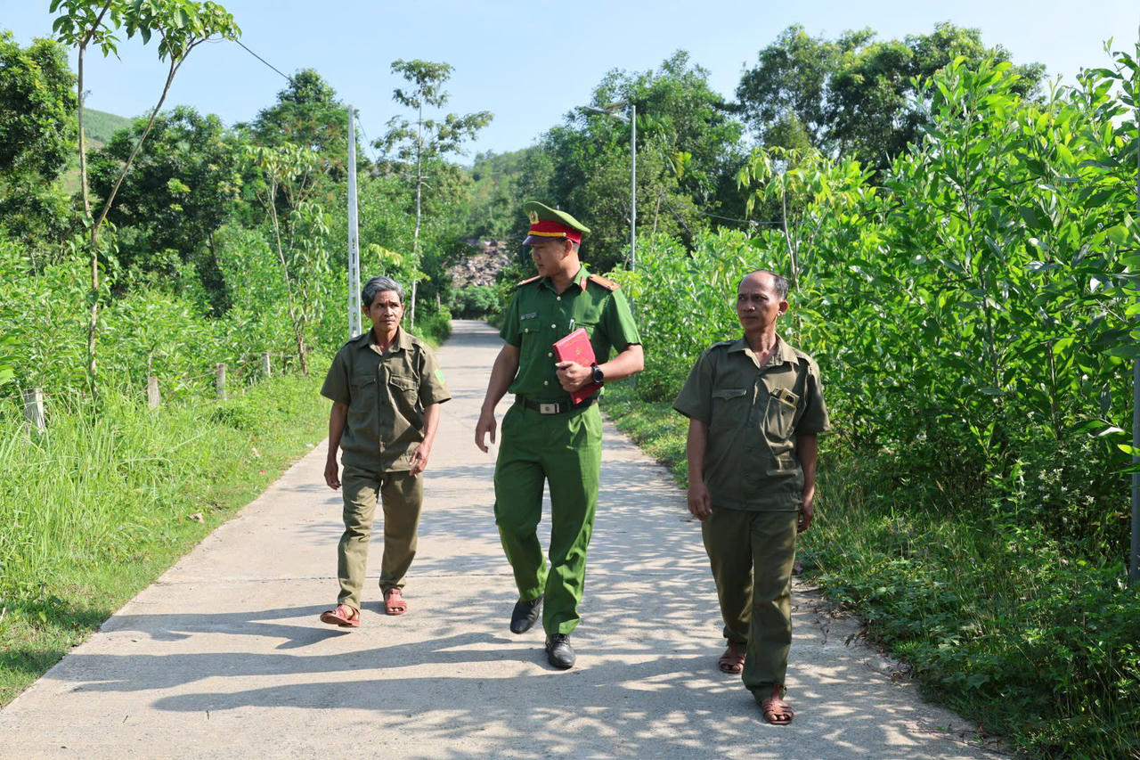 Những chuyến đi cơ sở, những cuộc trò chuyện bên nhà dân hay các buổi họp thôn, lực lượng công an từng bước tạo cho người dân thói quen tìm đến chính quyền khi có vấn đề phát sinh, thay vì tự giải quyết bằng cảm tính (Ảnh: Vân Anh)