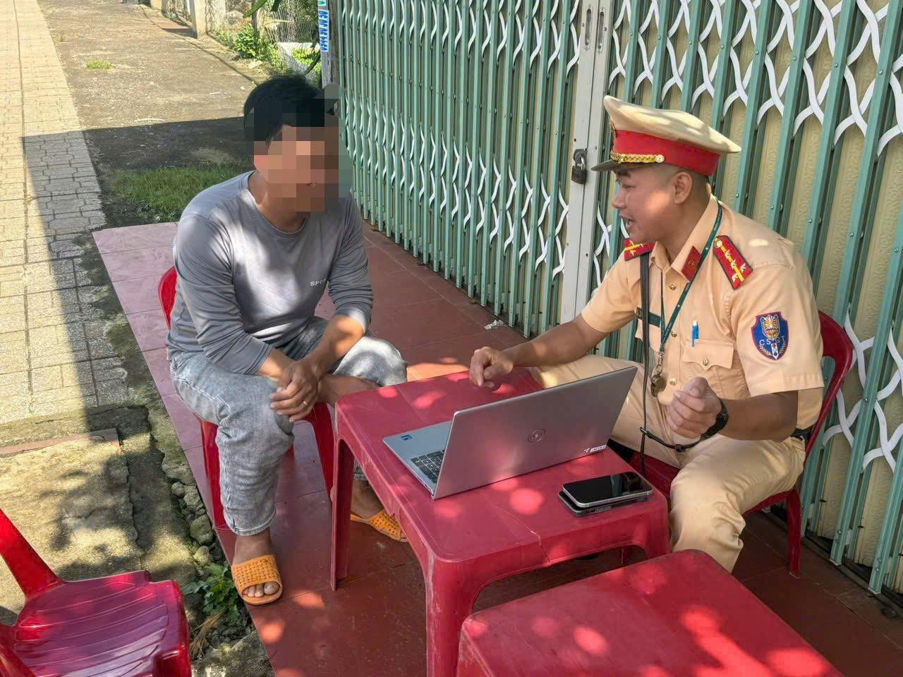 Người vi phạm được lực lượng chức năng cho xem lại hành vi vi phạm. Ảnh Cảnh sát giao thông tỉnh Lâm Đồng.