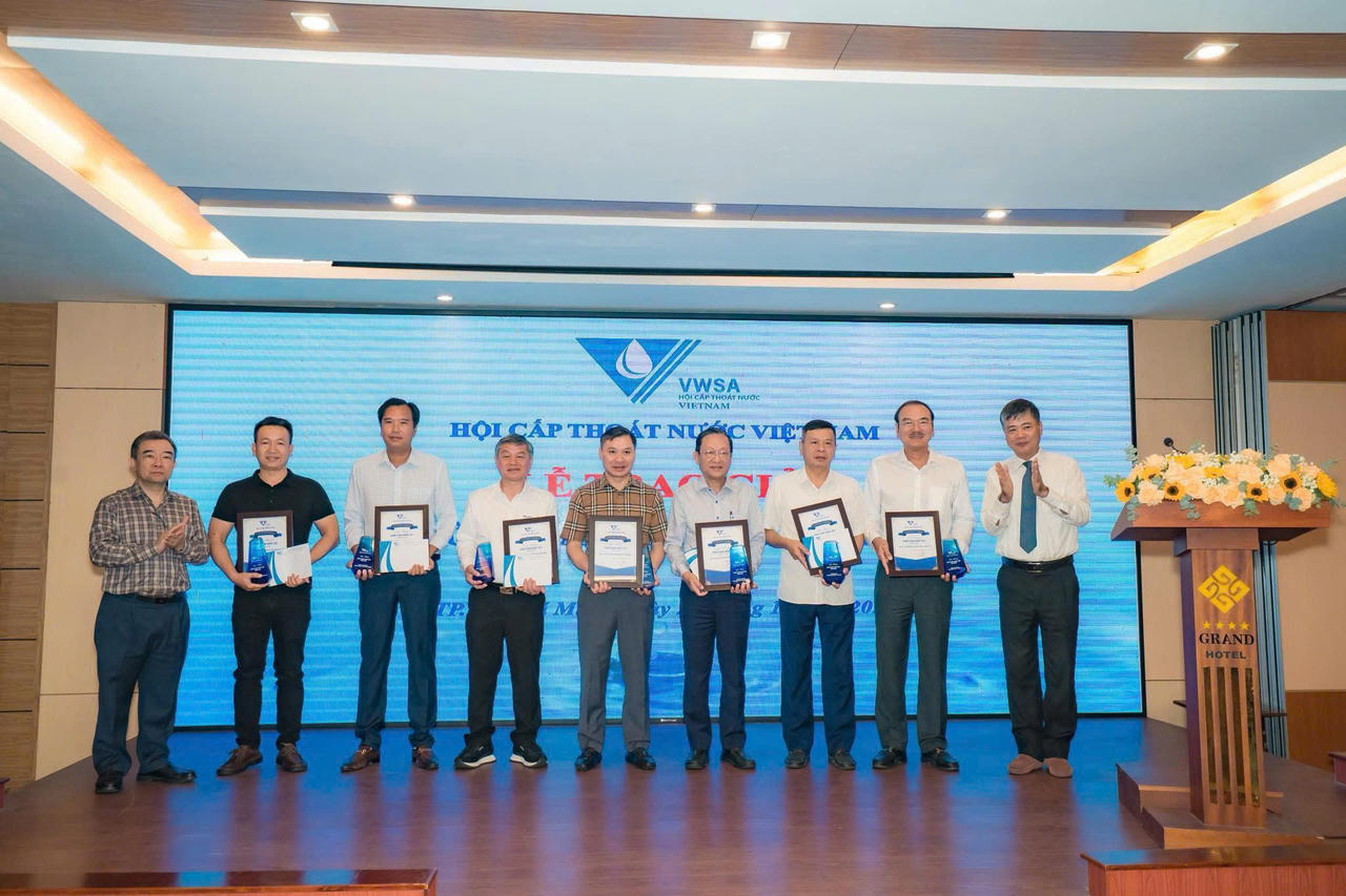 Công ty cổ phần kinh doanh nước sạch Hải Dương vinh dự lọt top 7 doanh nghiệp xuất sắc đoạt giải "Dòng xanh nước Việt do Hội Cấp Thoát nước Việt Nam (VWSA) trao tặng (ảnh Công ty cổ phần kinh doanh nước sạch Hải Dương)
