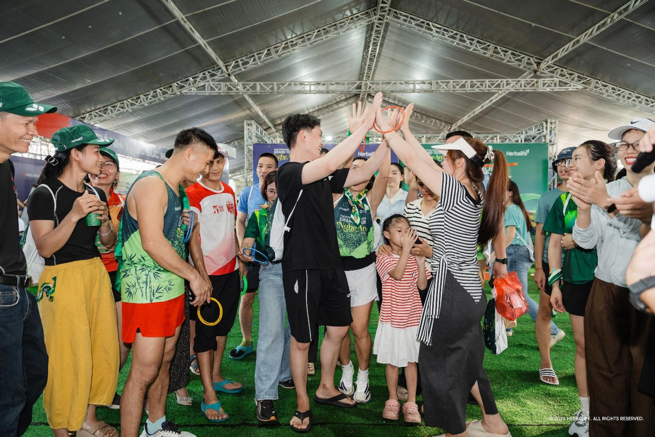 Khách tham quan tham gia hoạt động tương tác tại khu trải nghiệm của Herbalife Việt Nam. Ảnh: Herbalife
