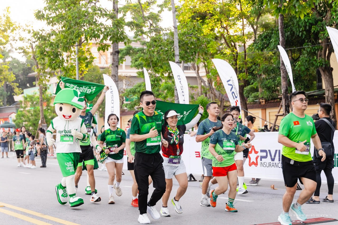  Các vận động viên tham gia giải chạy với tinh thần hứng khởi. Ảnh: Herbalife