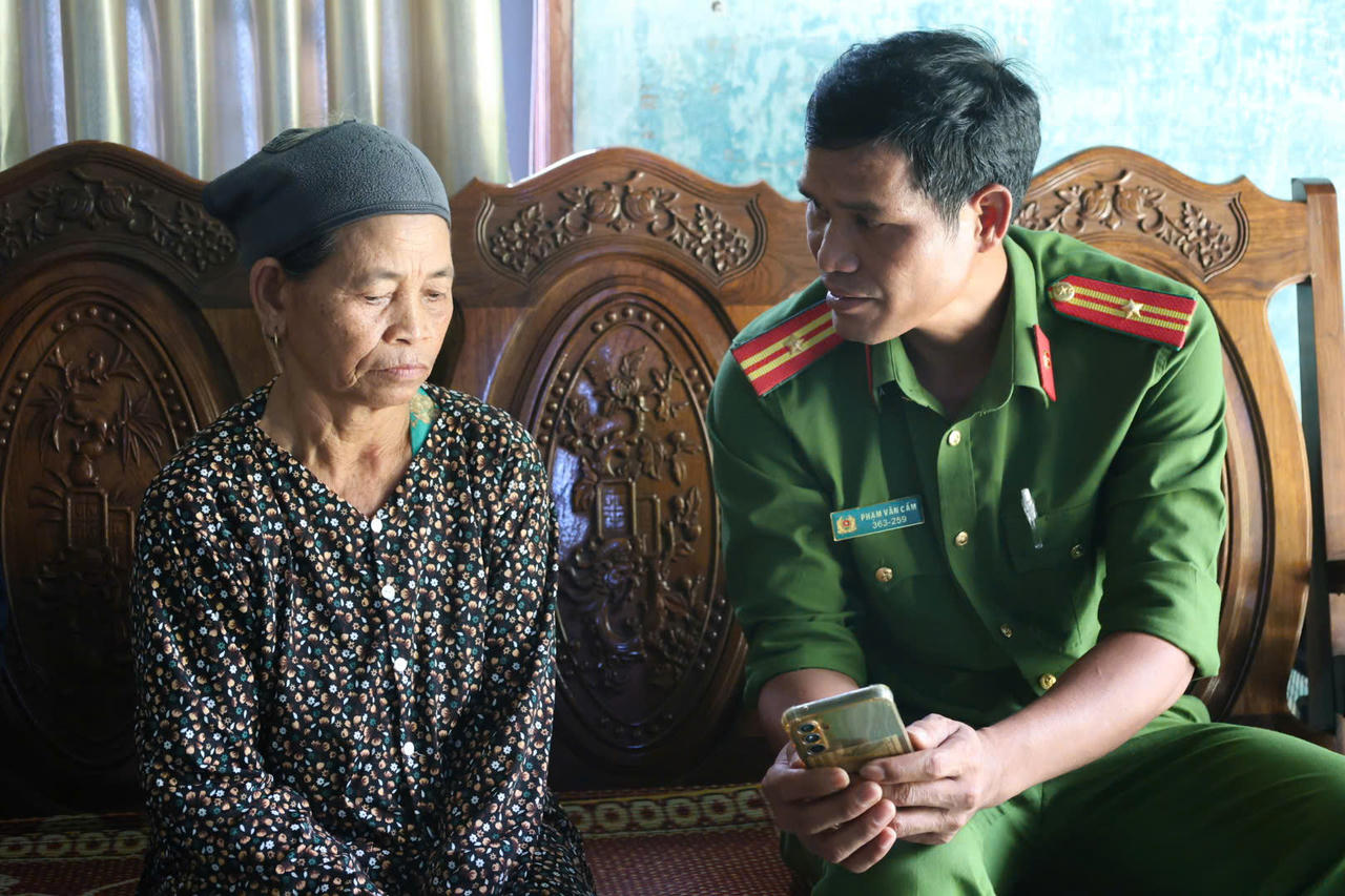 Công an xã Ba Động tuyên truyền người dân phòng ngừa, đấu tranh với những quan niệm, tập tục lạc hậu (Ảnh: Vân Anh)
