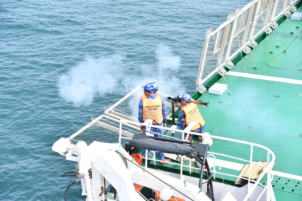 BTL Vùng Cảnh sát biển 4 diễn tập chiến thuật vòng tổng hợp, bắn đạn thật trên biển 