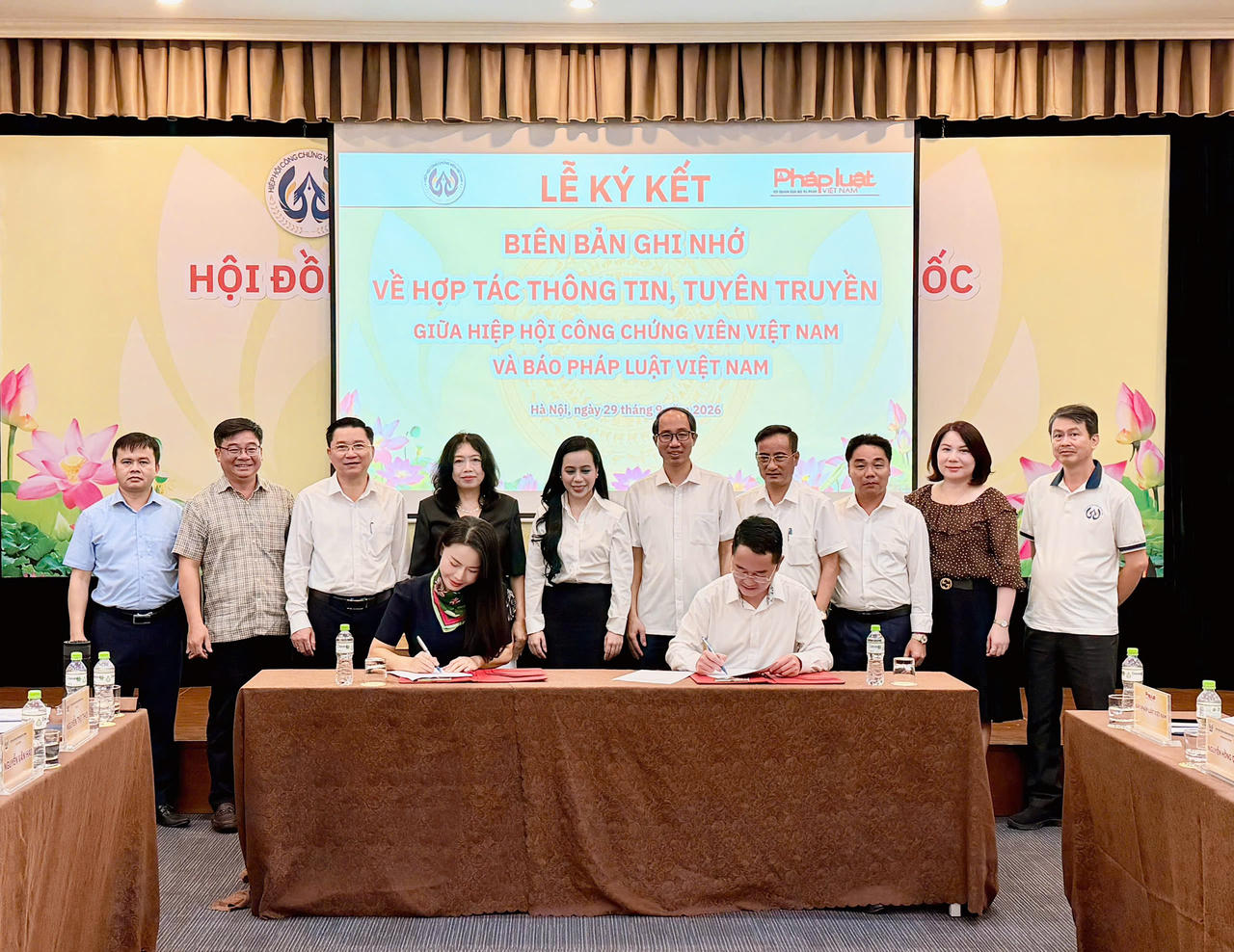 Bà Nguyễn Thị Thơ - Chủ tịch Hiệp hội Công chứng viên Việt Nam và TS. Vũ Hoài Nam - Tổng Biên tập Báo Pháp luật Việt Nam ký kết Biên bản ghi nhớ về hợp tác thông tin, tuyên truyền giữa hai đơn vị sáng 29/9/2026 tại Hà Nội.