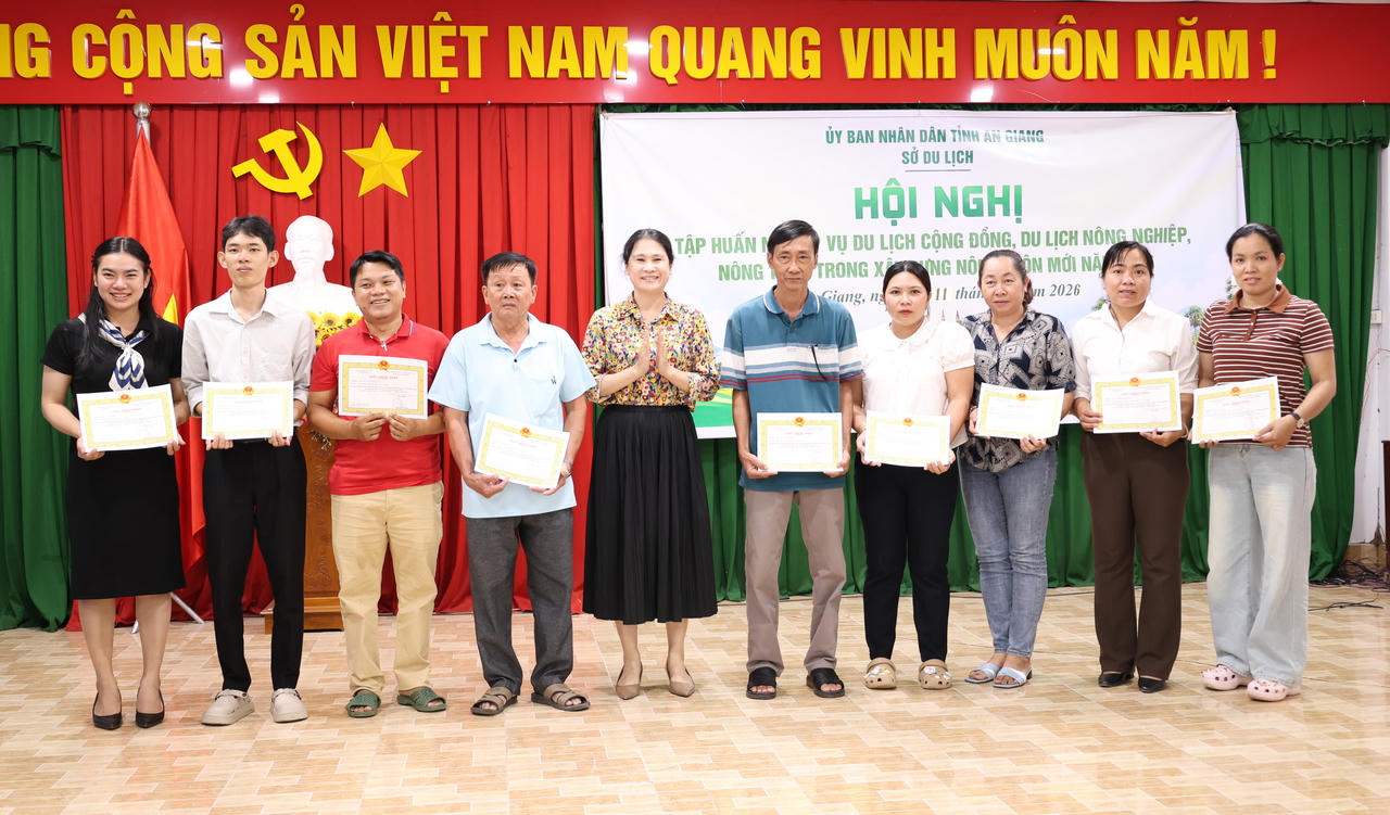 Bà Trần Thị Loan, Phó Trưởng phòng Quy hoạch và Phát triển du lịch, Sở Du lịch tỉnh An Giang trao giấy chứng nhận cho các đơn vị tham gia tập huấn. Ảnh: Khánh Thùy