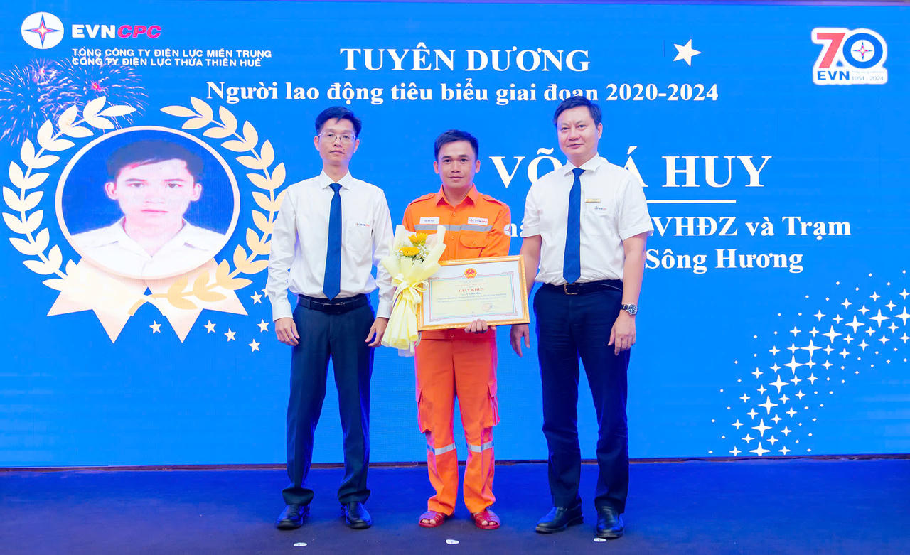 Anh Võ Bá Huy được Công ty Điện lực Huế tuyên dương là người lao động tiêu biểu giai đoạn 2020 -2024 