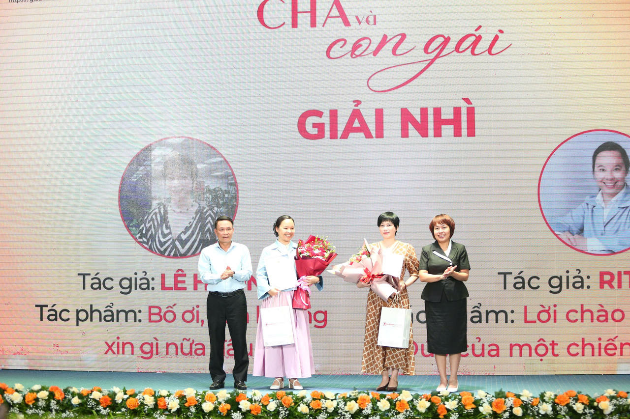 BTC trao giải Nhì cho các tác giả (Ảnh: Đỗ Hiền).