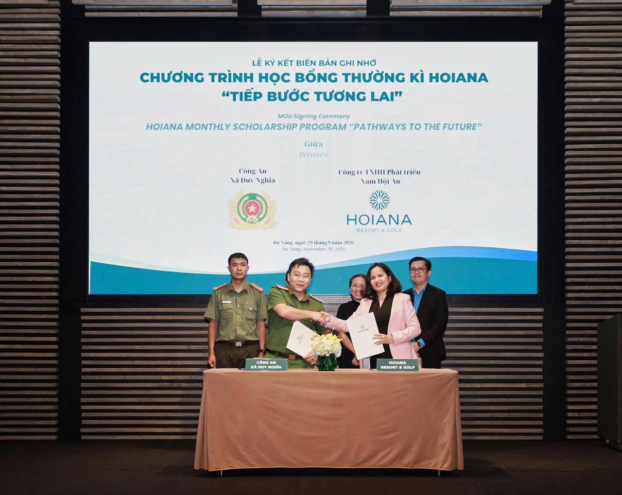 Hoiana cùng các cơ quan, đoàn thể địa phương tiếp thêm động lực cho các em học sinh có hoàn cảnh khó khăn