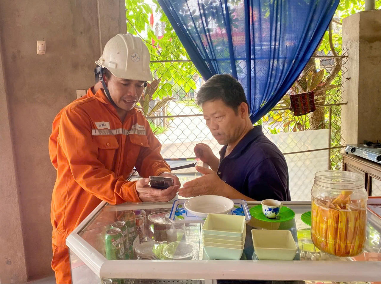Anh Võ Bá Huy hướng dẫn người dân cách sử dụng điện an toàn 