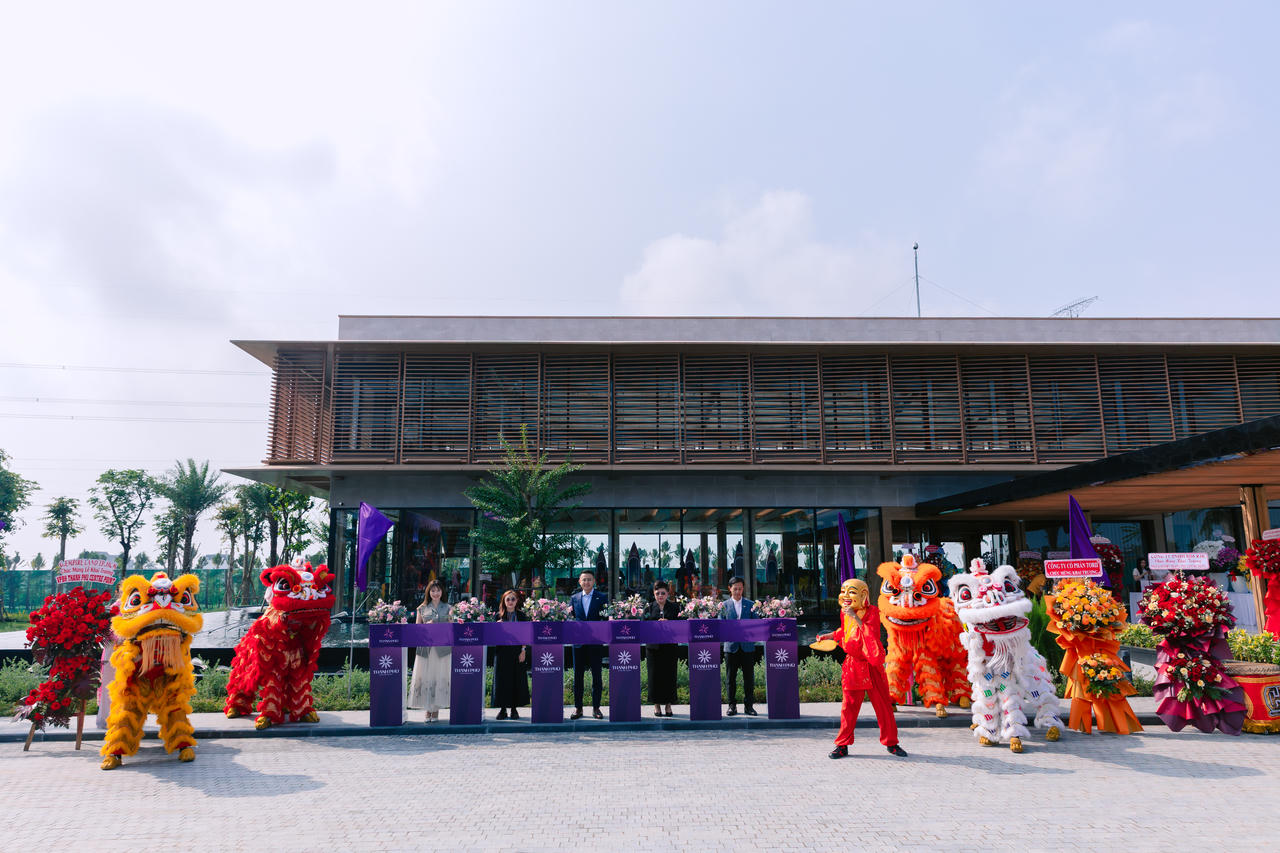 Đại diện Chủ đầu tư BIM Land thực hiện nghi thức khai trương Văn phòng bán hàng Thanh Phú Centre Point.