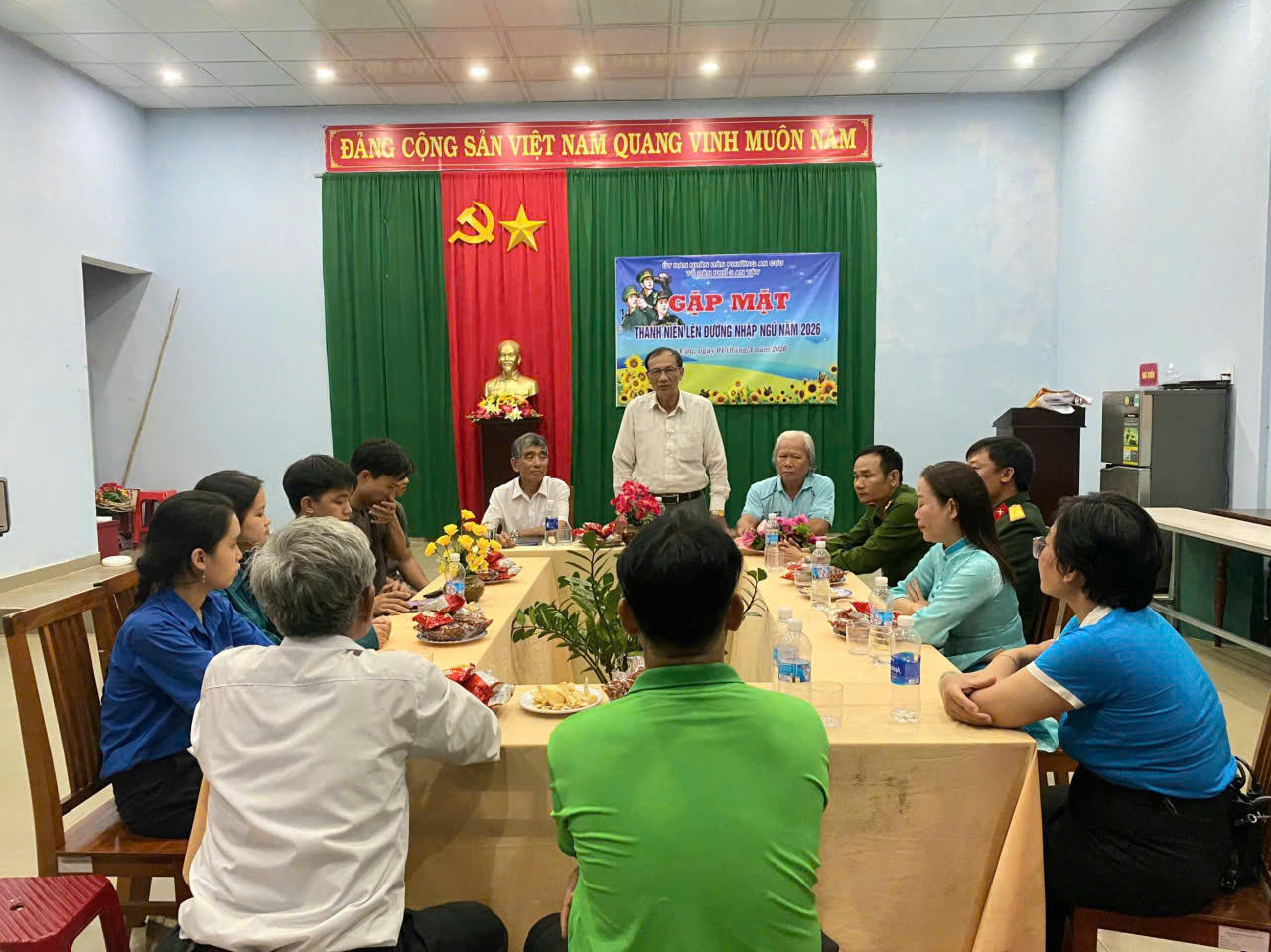 Bí thư Chi bộ TDP 20, phường An Cựu ông Nguyễn Xuân Ba chủ trì buổi gặp mặt, động viên thanh niên trong TDP trước ngày lên đường nhập ngũ 