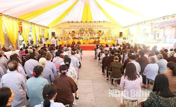 Lễ cầu siêu và thả hoa đăng tưởng niệm các Anh hùng liệt sĩ nhân kỷ niệm 60 năm Ngày hy sinh của Mười nữ dân quân pháo phòng không Lam Hạ. Ảnh: Báo Ninh Bình