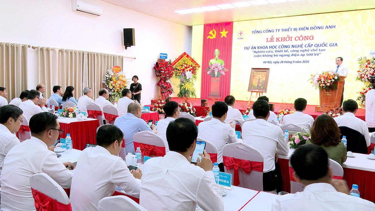 Các đại biểu tham dự Lễ khởi công Dự án khoa học và công nghệ cấp quốc gia “Nghiên cứu, thiết kế, công nghệ chế tạo cuộn kháng bù ngang điện áp 500 kV” tại Tổng công ty Thiết bị điện Đông Anh.