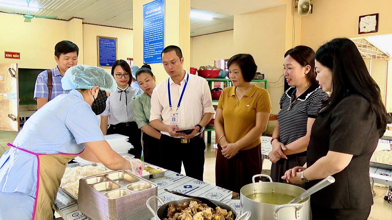 Lào Cai siết kiểm soát bữa ăn bán trú tại trường học
