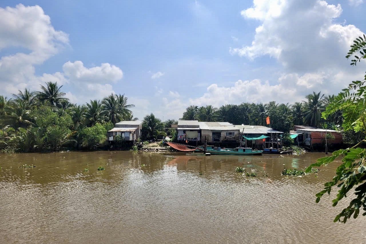 Sống gần khu vực sạt lở, nhiều hộ dân không khỏi lo lắng trước tình trạng bờ sông tiếp tục bị xói lở. Ảnh: Thiện Lê