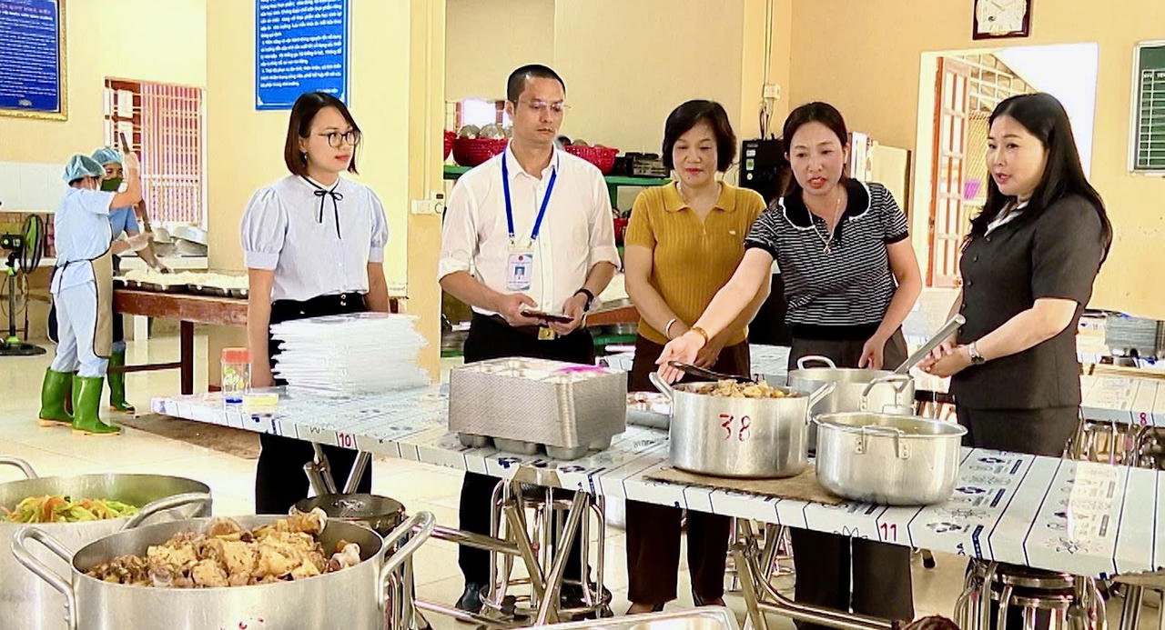 Phó Chủ tịch UBND tỉnh kiểm tra khu chế biến thực phẩm tại trường Trường Phổ thông dân tộc nội trú THCS và THPT Yên Bình, Trường Mầm non Yên Bình. (Ảnh: laocai.gov.vn)