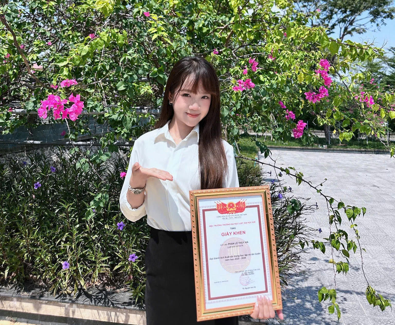 Đảng viên trẻ Phan Lê Thùy An với những Giấy khen đạt thành tích xuất sắc trong học tập và rèn luyện. (Ảnh: Q.Nga)