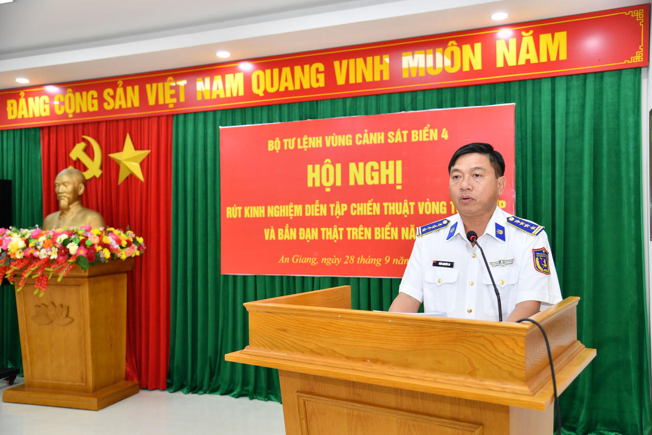 Đại tá Trần Nguyên Lai - Phó Tư lệnh, Tham mưu trưởng Bộ Tư lệnh Vùng Cảnh sát biển 4 phát biểu kết luận. Ảnh: Đức Thái