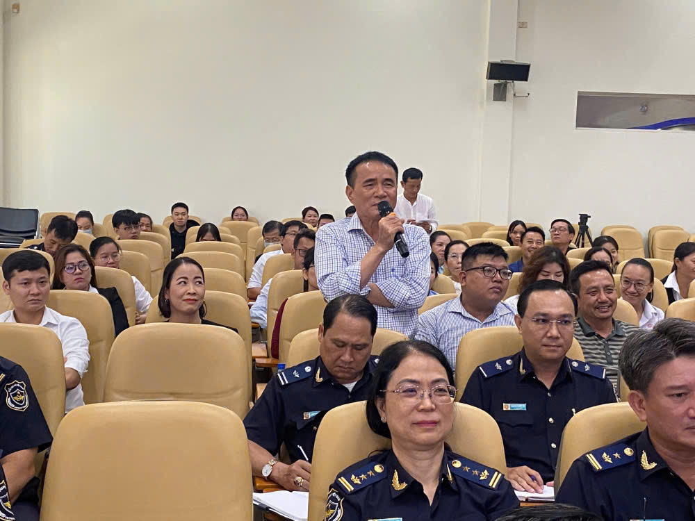 Đại diện doanh nghiệp nêu ý kiến tại hội nghị do Chi cục Hải quan khu vực XVIII tổ chức. Ảnh: T.D