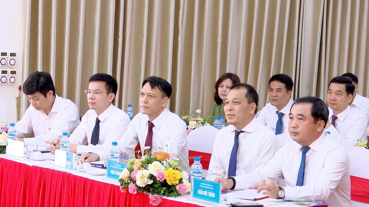 Ông Trần Đức Thắng, Ủy viên Bộ Chính trị, Bí thư Thành ủy, Trưởng Đoàn đại biểu Quốc hội thành phố Hà Nội cùng các đại biểu tham dự lễ khởi công.