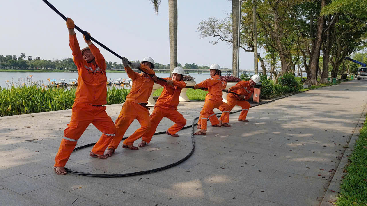 Những người công nhân của Công ty Điện lực Huế vẫn luôn đóng góp thầm lặng phía sau mỗi dòng điện sáng