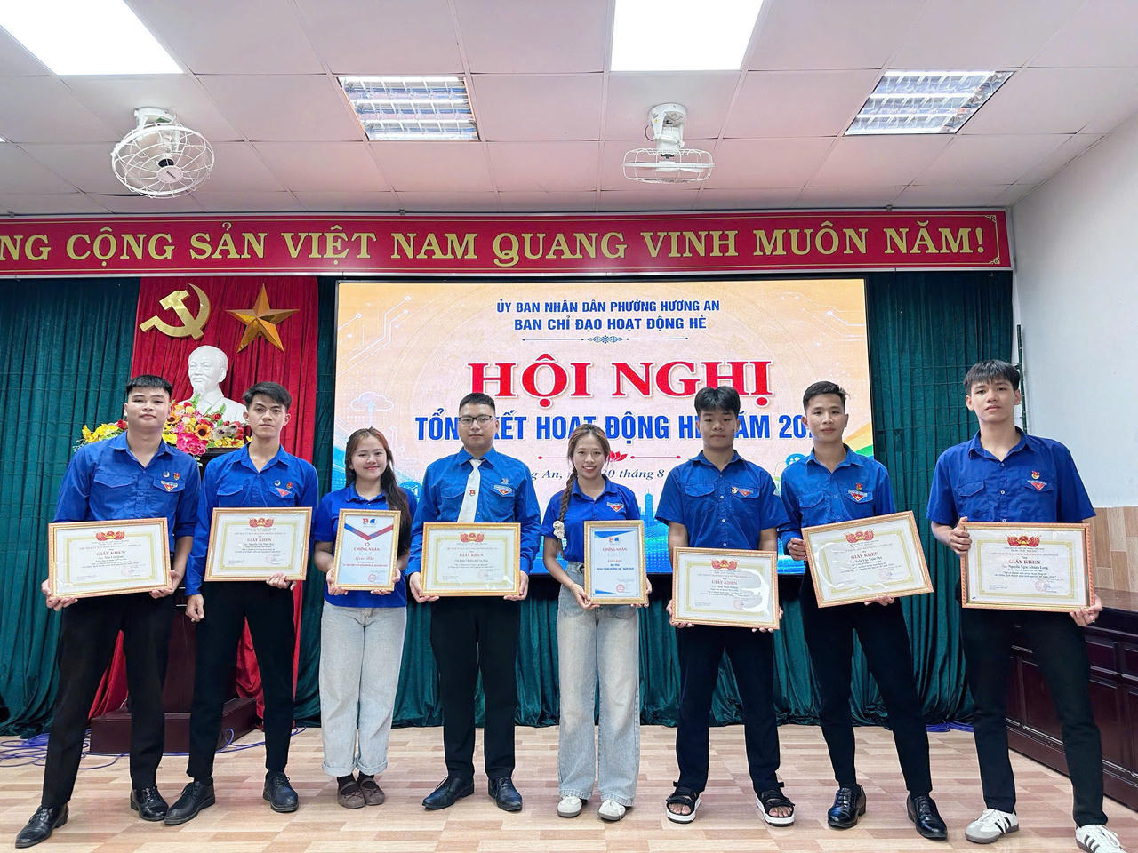 Nguyễn Bá Thiện Lộc cùng các đoàn viên nhận giấy khen Chi Đoàn TDP An Hoà đã có thành tích trong hoạt động hè 2026