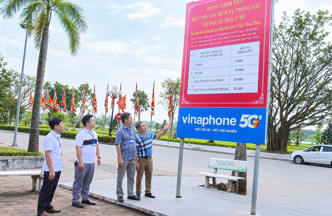 UBND phường Nam Định phối hợp Ban Quản lý Đền Trân trực tiếp đi kiểm tra việc thực hiện thu giá dịch vụ trông giữ xe máy, ô tô tại Khu di tích quốc gia đặc biệt Đền Trần - Chùa Tháp. (Ảnh: Viết Dư)