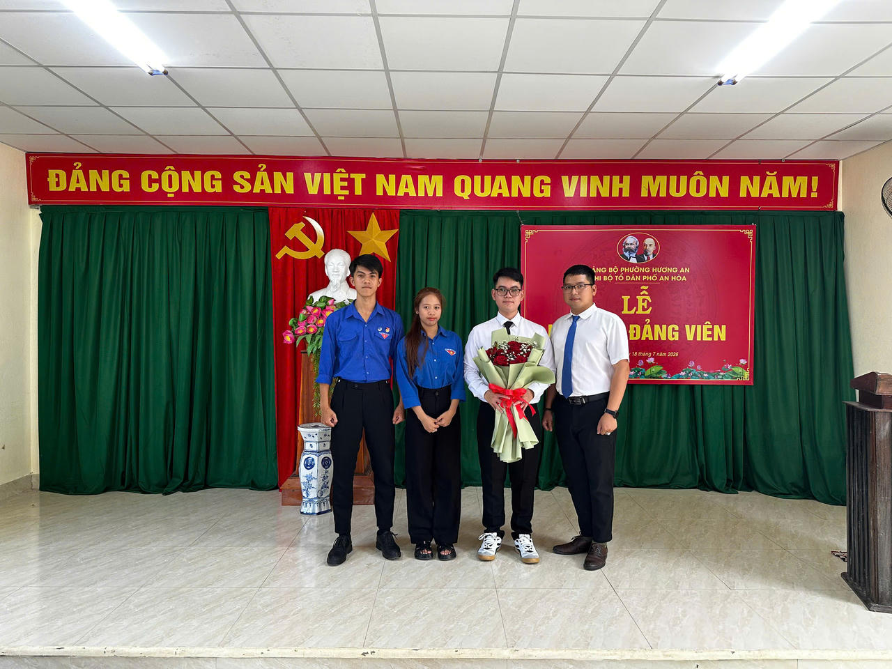 Phó Bí thư Đoàn phường Hương An Nguyễn Bá Thiện Lộc đã có nhiều đóng góp trong việc hỗ trợ đoàn viên ưu tú đứng vào hàng ngũ của Đảng 