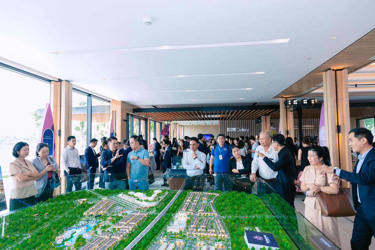 Văn phòng bán hàng Thanh Phú Centre Point tiếp đón hàng trăm lượt tham quan, tìm hiểu dự án ngay ngày đầu khai trương.