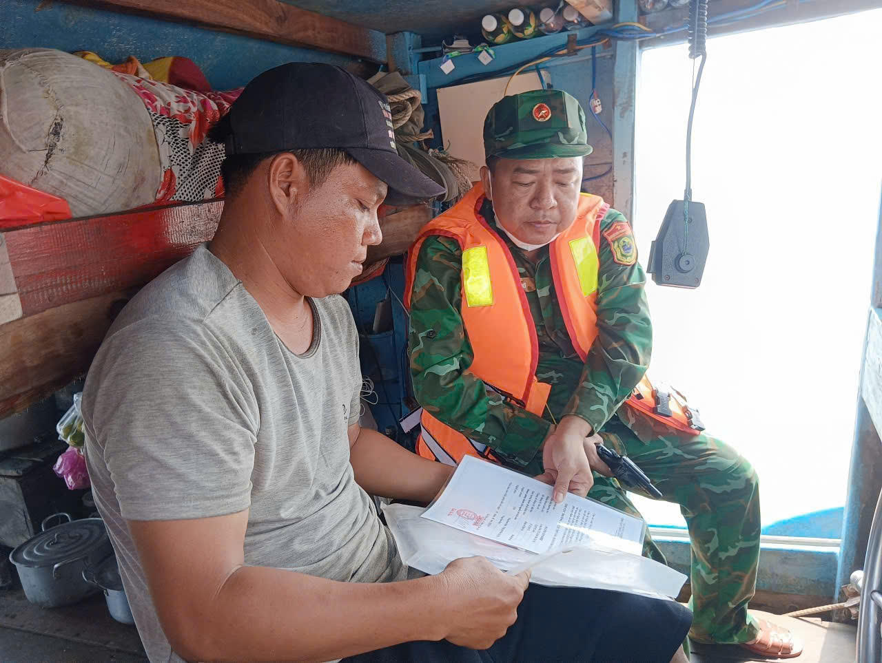 Lực lượng chức năng làm việc với thuyền trưởng. Ảnh: Trần Giỏi