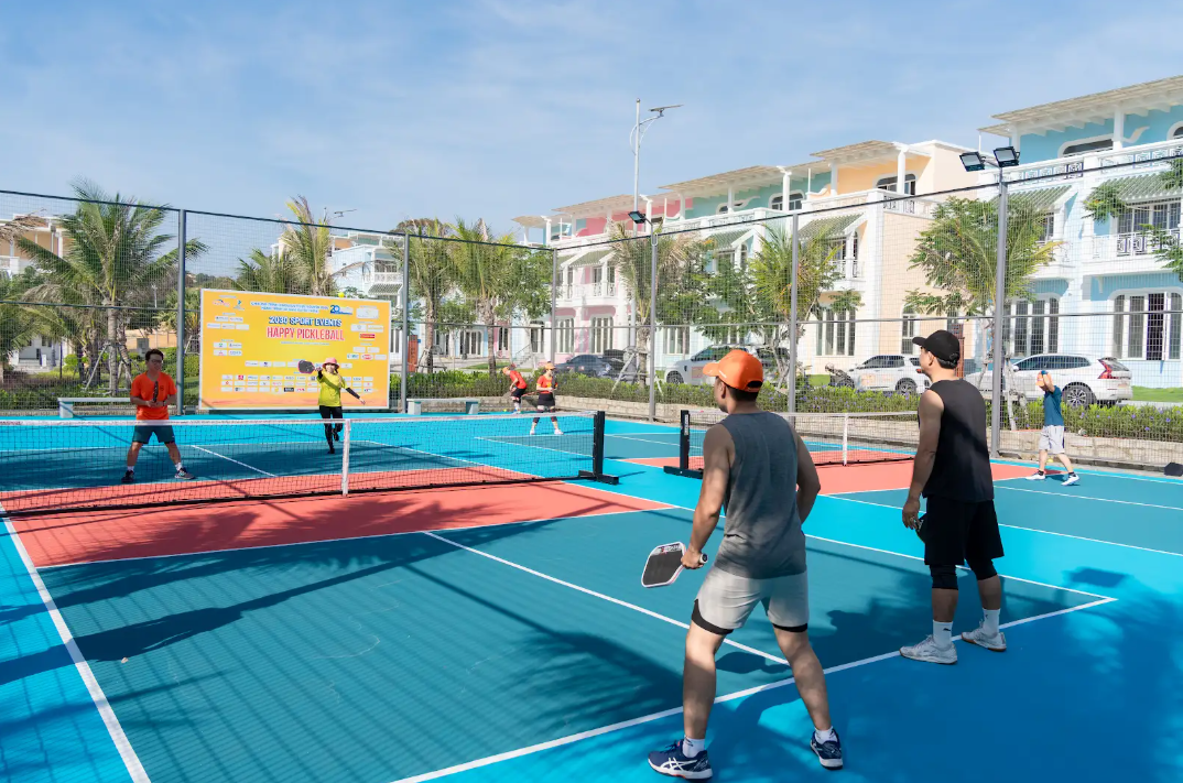 Cư dân và du khách thường xuyên thi đấu, tập luyện tại sân Pickleball - một trong nhiều tiện ích đã đi vào vận hành tại CaraWorld.