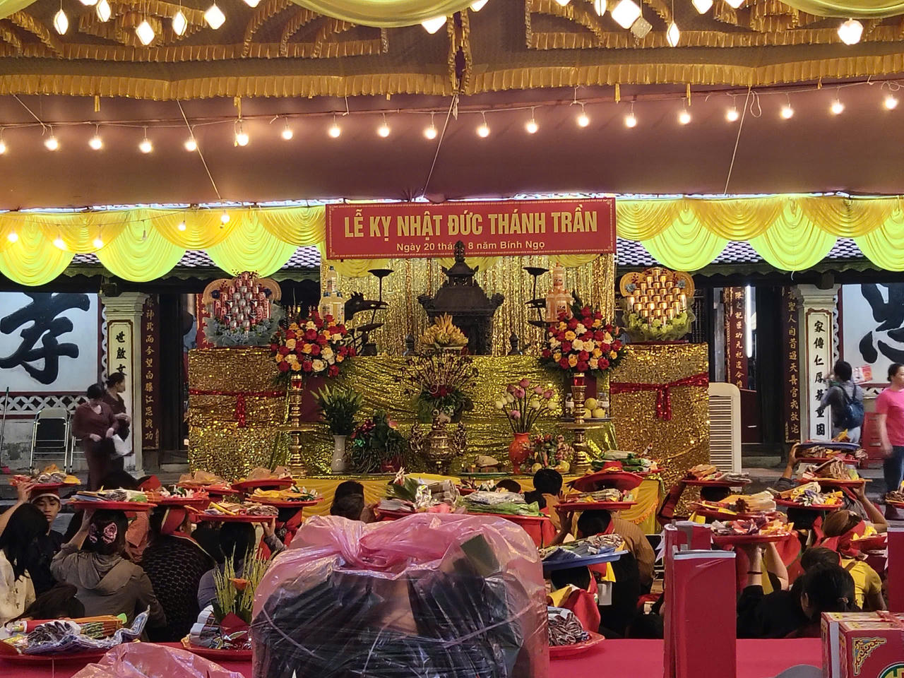 Tại Đền Cố Trạch, Lễ hội Tưởng niệm trọng thể ngày 20 tháng Tám âm lịch – ngày chính lễ, với sự tham gia đông đảo nhân dân và du khách, đánh dấu 726 năm ngày hóa Đức Thánh Trần.