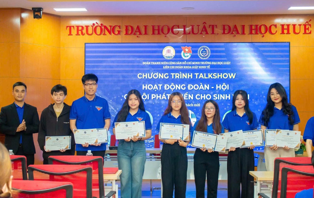 Thùy An và các sinh viên đã có thành tích tham gia chương trình talkshow “ Hoạt động Đoàn - Hội: cơ hội phát triển cho sinh viên". (Ảnh: NVCC)