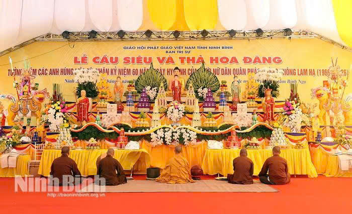  Lễ cầu siêu và thả hoa đăng tưởng niệm các Anh hùng, liệt sỹ, nhân kỷ niệm 60 năm Ngày hy sinh của Mười nữ dân quân pháo phòng không Lam Hạ (1966-2026)