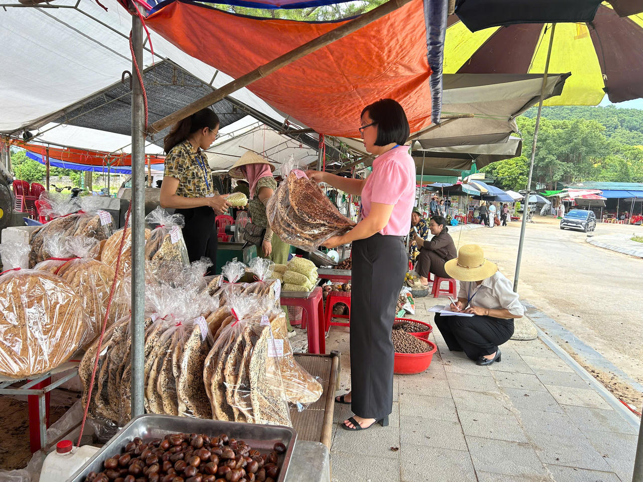 Nội dung kiểm tra tập trung vào điều kiện bảo đảm an toàn thực phẩm tại các cơ sở sản xuất, chế biến, kinh doanh thực phẩm và dịch vụ ăn uống (ảnh Chi cục ATVSTP TP Hải Phòng)