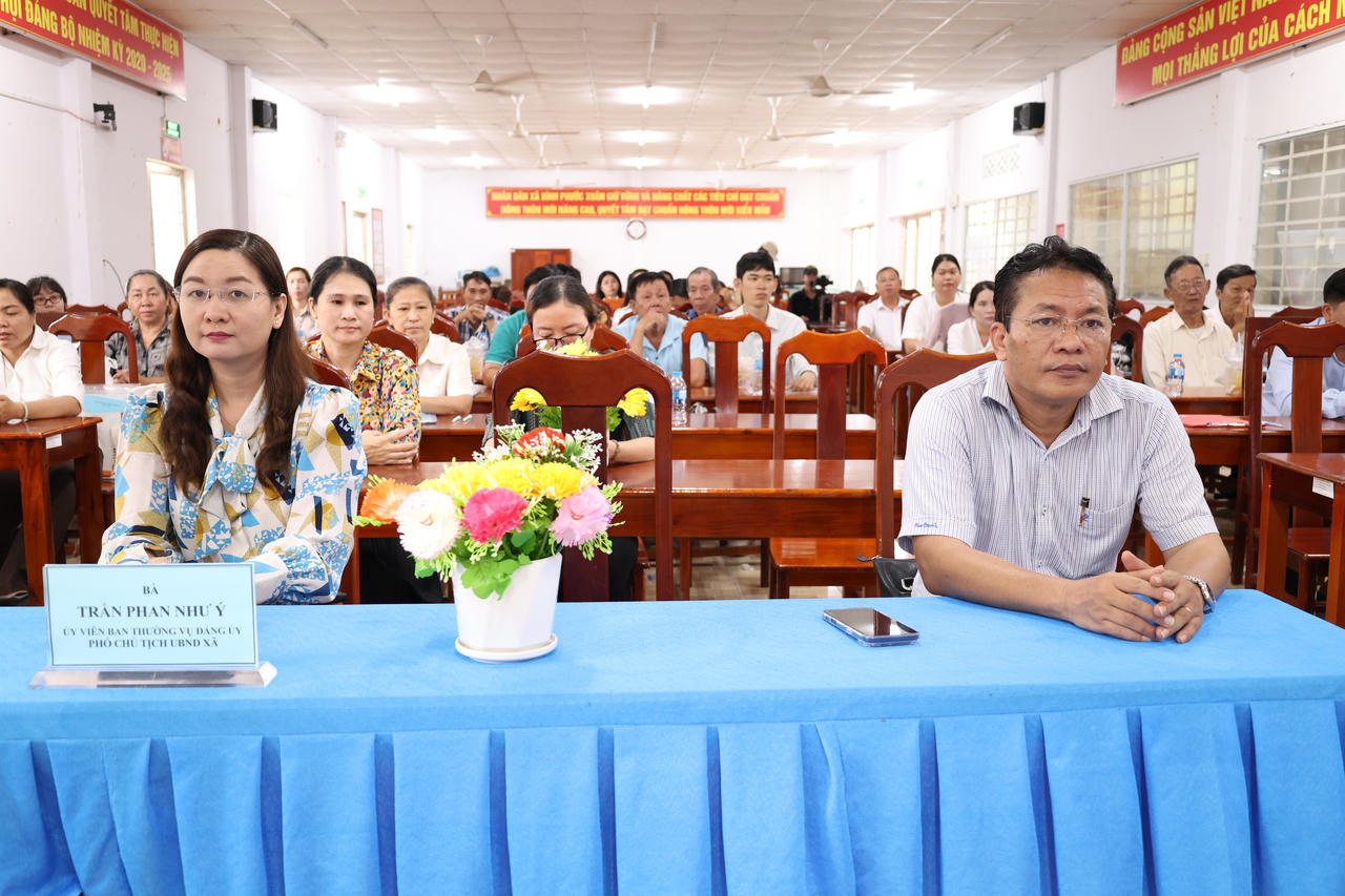 Bà Trần Phan Như Ý, Phó Chủ tịch UBND xã Cù Lao Giêng (bàn đầu bên trái) cùng các đại biểu dự hội nghị. Ảnh: Khánh Thùy