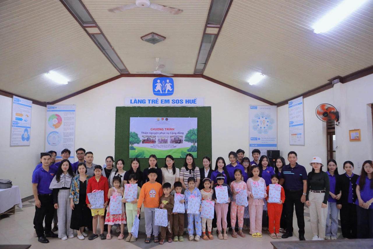 Thùy An cùng các bạn trong khoa tham gia chương trình thiện nguyện phục vụ cộng đồng tại Làng trẻ SOS. (Ảnh: NVCC)