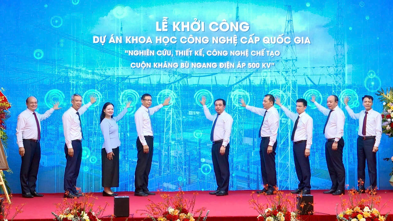 Các đại biểu thực hiện nghi thức khởi công Dự án cuộn kháng 500 kV.