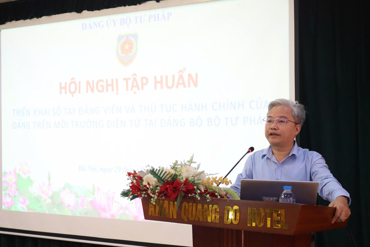 Phó Bí thư chuyên trách Đảng ủy Bộ Tư pháp Nguyễn Quang Thái phát biểu