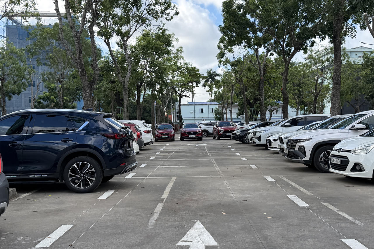 Các phương tiện được hướng dẫn đỗ theo đúng quy định (Ảnh: Hải Anh)