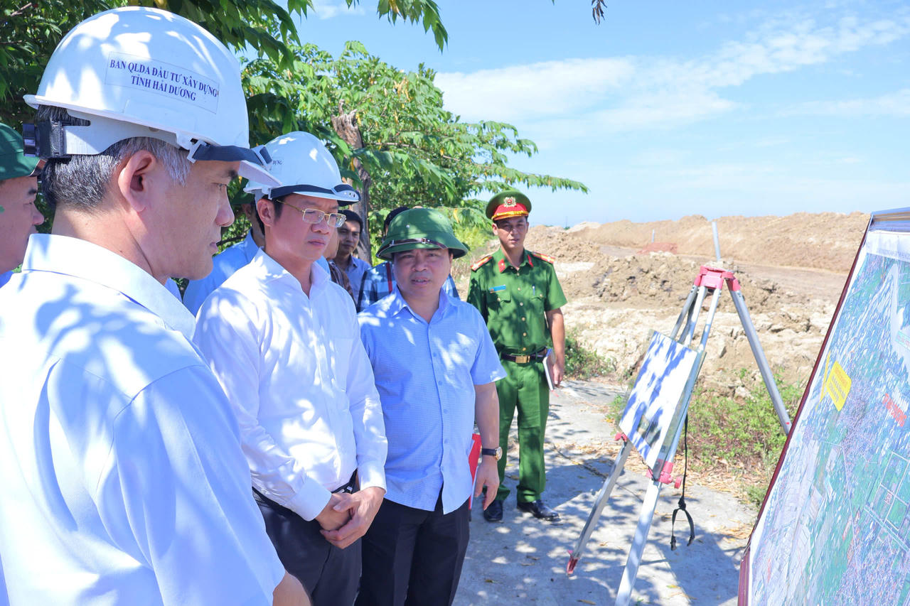 Phó Bí thư Thành ủy, Chủ tịch Ủy ban MTTQ Việt Nam thành phố Phạm Văn Lập kiểm tra công tác giải phóng mặt bằng triển khai dự án tại phường Thạch Khôi.(Ảnh Cổng TTĐT Hải Phòng)