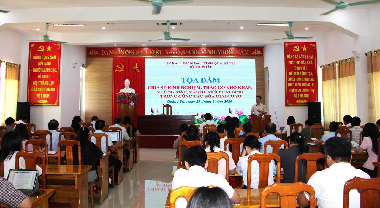 Các đại biểu tham dự tọa đàm chia sẻ kinh nghiệm, tháo gỡ khó khăn, vướng mắc trong công tác hòa giải ở cơ sở tại Quảng Trị. (Ảnh: Minh Phương)