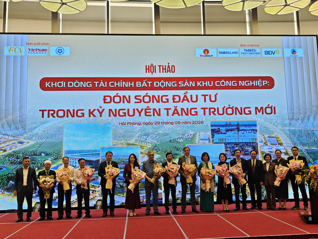 Ban tổ chức tặng hoa các diễn giả tham dự hội thảo. (ảnh Thuỳ Linh)