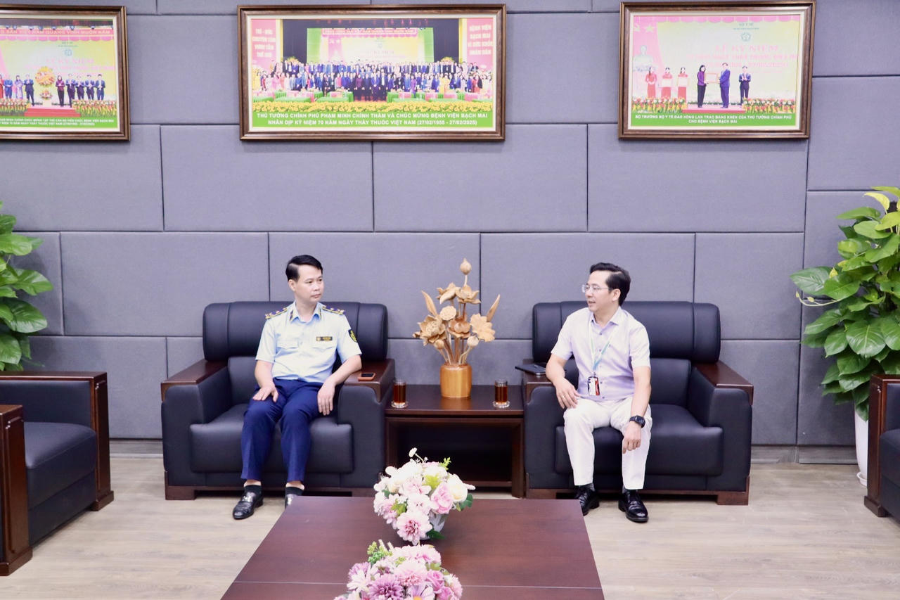 ông Kiều Đình Cảnh – Phó Chi cục trưởng Chi cục QLTT TP Hà Nội (bên trái) trao đổi với PGS.TS Vũ Văn Giáp – Phó Giám đốc Bệnh viện Bạch Mai (bên phải).