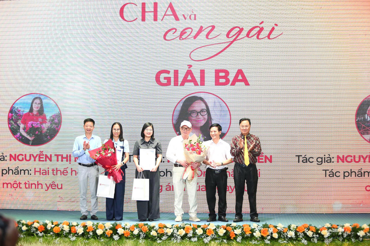 BTC trao giải Ba cho các tác giả (Ảnh: Đỗ Hiền).